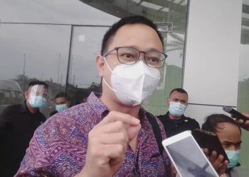 Josiah Michael, anggota Komisi A DPRD Kota Surabaya sedang melakukan inspeksi mendadak (Sidak) di lokasi rencana RS Siloam yang berdekatan dengan City of Tomorrow (Cito) Mall Surabaya, Rabu (17/02/2021). (Foto: Rangga Aji/Tugu Jatim)