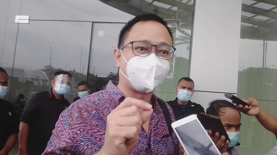 Josiah Michael, anggota Komisi A DPRD Kota Surabaya sedang melakukan inspeksi mendadak (Sidak) di lokasi rencana RS Siloam yang berdekatan dengan City of Tomorrow (Cito) Mall Surabaya, Rabu (17/02/2021). (Foto: Rangga Aji/Tugu Jatim)