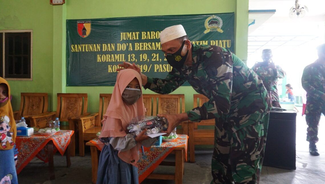 Kodim 0819 Pasuruan melakukan santunan kepada anak yatim di daerah Purwosari, Pasuruan, Jumat (12/2/2021). (Foto: Dokumen) tugu jatim
