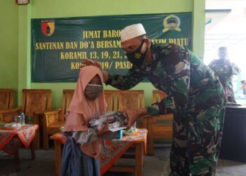 Kodim 0819 Pasuruan melakukan santunan kepada anak yatim di daerah Purwosari, Pasuruan, Jumat (12/2/2021). (Foto: Dokumen) tugu jatim