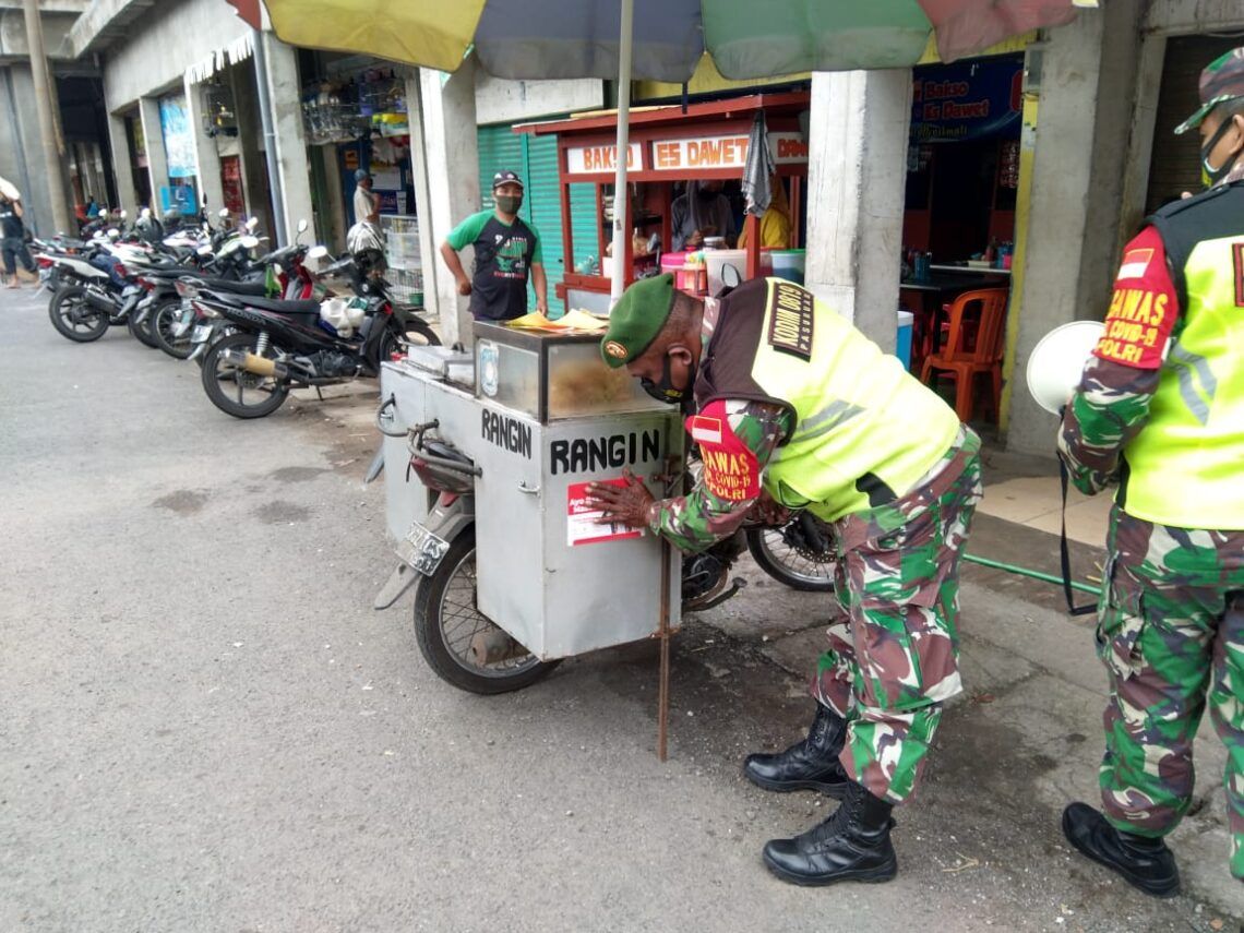 Anggota TNI dari Koramil 08/Rejoso Kodim 0819/Pasuruan terus mengimbau protokol kesehatan 5M di daerah. (Foto: Dokumen) tugu jatim