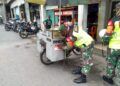 Anggota TNI dari Koramil 08/Rejoso Kodim 0819/Pasuruan terus mengimbau protokol kesehatan 5M di daerah. (Foto: Dokumen) tugu jatim