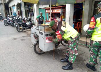 Anggota TNI dari Koramil 08/Rejoso Kodim 0819/Pasuruan terus mengimbau protokol kesehatan 5M di daerah. (Foto: Dokumen) tugu jatim