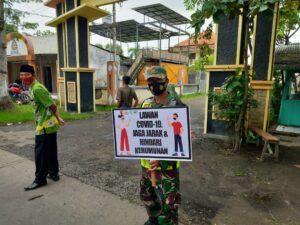Anggota TNI dari Koramil 08/Rejoso Kodim 0819/Pasuruan bersama tiga pilar terus mengimbau protokol kesehatan 5M di daerah. (Foto: Dokumen)