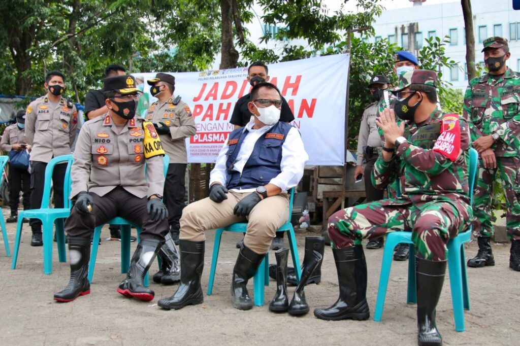 Kapolda Jatim Irjen Nico Afinta, Sekdaprov Jatim Heru Tjahjono, dan Pangdam V/Brawijaya Mayjen TNI Suharyanto. (Foto: Pemprov Jatim) tugu jatim