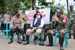 Forkopimda Jatim Bagi Masker di Pasar Pabean Surabaya, Ingatkan Protokol Kesehatan