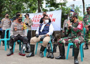 Kapolda Jatim Irjen Nico Afinta, Sekdaprov Jatim Heru Tjahjono, dan Pangdam V/Brawijaya Mayjen TNI Suharyanto. (Foto: Pemprov Jatim) tugu jatim