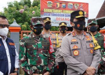 Kapolda Jatim, Irjen Pol Nico Afinta bersama Pangdam V/Brawijaya dan Sekda Provinsi Jawa Timur sedang melakukan wawancara dengan wartawan di Surabaya, Selasa (09/02/2021). (Foto: Kominfo Jatim) tugu jatim