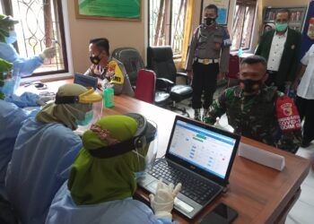 Forkopimda Kabupaten Tuban, yakni Kapolres Tuban AKBP Ruruh Wicaksono dan Dandim 0811 Tuban Letkol Inf Viliala Romadhon menjalani pemeriksaan kesehatan sebelum dilakukan vaksinasi COVID-19 tahap kedua. (Foto: Dokumen/Humas Pemkab Tuban) tugu jatim