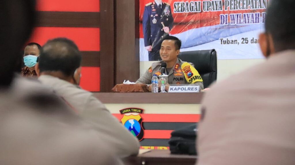 Kapolres Tuban, AKBP Ruruh Wicaksono saat pelatihan Bhabinkamtibnas di jajarannya. (Foto: Humas Polres Tuban) tugu jatim