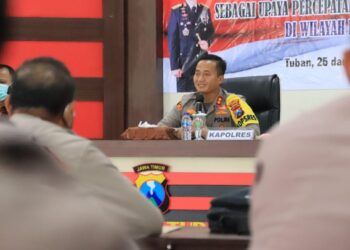 Kapolres Tuban, AKBP Ruruh Wicaksono saat pelatihan Bhabinkamtibnas di jajarannya. (Foto: Humas Polres Tuban) tugu jatim