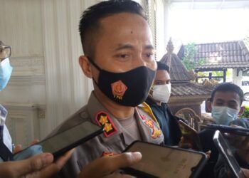 Kapolres Tuban, AKBP Ruruh Wicaksono tanggapi warga Desa Sumurgeneng yang menjadi kaya mendadak usai mendapat ganti rugi tanah dari Pertamina. (Foto: Moch Abdurrochim/Tugu Jatim)
