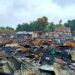 Tumpukan seng, besi, kayu, dagangan yang terbakar hingga menjadi arang di Pasar Kepohbaru, Kecamatan Kepohbaru, Kabupaten Bojonegoro. (Foto: Mila Arinda/Tugu Jatim) kebakaran pasar kepohbaru bojonegoro