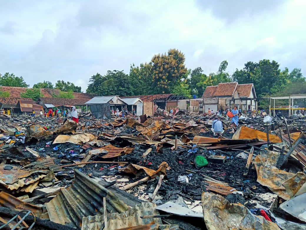 Tumpukan seng, besi, kayu, dagangan yang terbakar hingga menjadi arang di Pasar Kepohbaru, Kecamatan Kepohbaru, Kabupaten Bojonegoro. (Foto: Mila Arinda/Tugu Jatim) kebakaran pasar kepohbaru bojonegoro