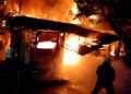 Rumah terbakar di Jalan Wonosari Kidul Nomor 161, Kelurahan Sawunggaling, Kecamatan Wonokromo, Kota Surabaya, Kamis (25/02/2021) malam. (Foto: Rangga Aji/Tugu Jatim)