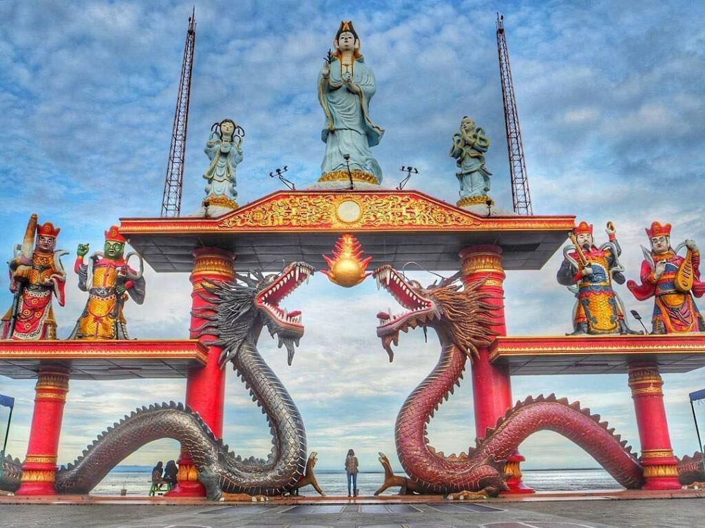 Kenjeran Park, salah satu tempat wisata di Surabaya yang cocok dikunjungi bagi kamu generasi milenial. (Foto: Beautiful Indonesia/Pinterest) tugu jatim