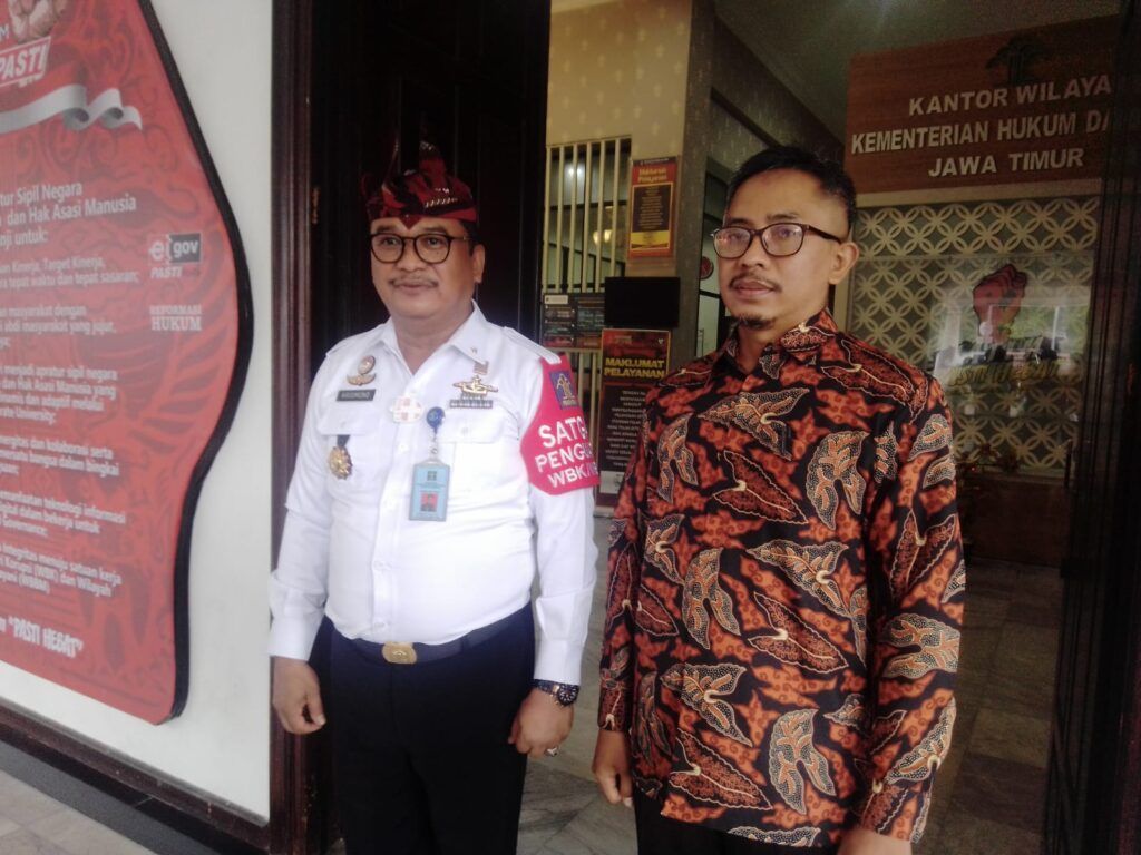 Kepala Ombudsman Jatim, Agus Muttaqim, ditemui Tugu Jatim di depan kantor Kemenkumham Jatim, Jalan Kayoon 50-52 Surabaya, Kamis (04/02/2021). (Foto: Rangga Aji/Tugu Jatim)