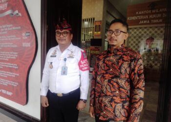 Kepala Ombudsman Jatim, Agus Muttaqim, ditemui Tugu Jatim di depan kantor Kemenkumham Jatim, Jalan Kayoon 50-52 Surabaya, Kamis (04/02/2021). (Foto: Rangga Aji/Tugu Jatim)