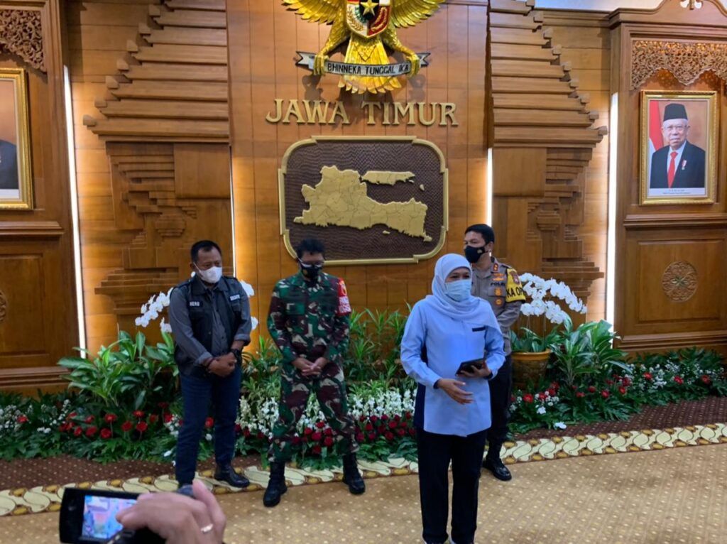 Gubernur Jawa Timur, Khofifah Indar Parawansa diwawancara oleh wartawan di Gedung Negara Grahadi Surabaya, Senin (08/02/2021) malam. (Sumber Foto: Rangga Aji/Tugu Jatim) ppkm mikro jatim