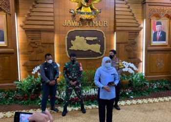 Gubernur Jawa Timur, Khofifah Indar Parawansa diwawancara oleh wartawan di Gedung Negara Grahadi Surabaya, Senin (08/02/2021) malam. (Sumber Foto: Rangga Aji/Tugu Jatim) ppkm mikro jatim