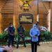 Gubernur Jawa Timur, Khofifah Indar Parawansa diwawancara oleh wartawan di Gedung Negara Grahadi Surabaya, Senin (08/02/2021) malam. (Sumber Foto: Rangga Aji/Tugu Jatim) ppkm mikro jatim