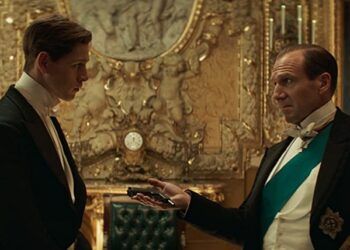 Ralph Fiennes dan Harris Dickinson dalam film The King's Man (2021). Salah satu film aksi yang bakal tayang tahun 2021 ini. (Foto: via IMDb)