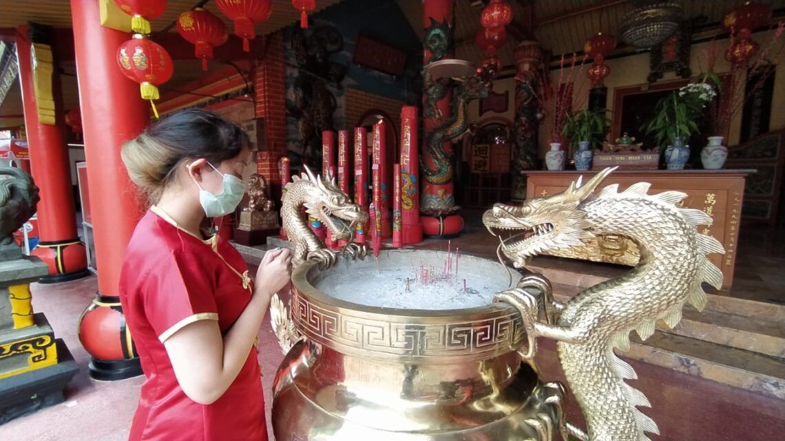 Imlek 2572, Kelenteng Eng An Kiong Malang Tiadakan Barongsai 1 Jemaah umat Konghucu saat bersembahyang di Kelenteng Eng An Kiong, Kota Malang. (Foto : Azmy/Tugu Malang/Tugu Jatim)