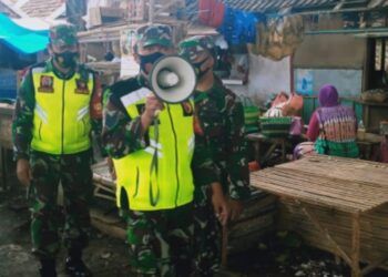 Babinsa di jajaran Kodim 0819 Pasuran menggunakan pengeras suara untuk imbau protokol kesehatan pada warga. (Foto: Dokumen/Kodim Pasuruan)