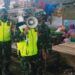 Babinsa di jajaran Kodim 0819 Pasuran menggunakan pengeras suara untuk imbau protokol kesehatan pada warga. (Foto: Dokumen/Kodim Pasuruan)