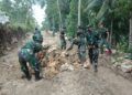 Anggota TNI dari Kodim 0801/Pacitan Jawa Timur yang turun membantu membangun jalan desa di Desa Widoro, Kecamatan Donorojo, Kabupaten Pacitan, Rabu (10/2/2021). (Foto: Dokumen/Kodim 0801 Pacitan) tugu jatim