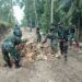 Anggota TNI dari Kodim 0801/Pacitan Jawa Timur yang turun membantu membangun jalan desa di Desa Widoro, Kecamatan Donorojo, Kabupaten Pacitan, Rabu (10/2/2021). (Foto: Dokumen/Kodim 0801 Pacitan) tugu jatim