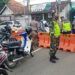 Cegah COVID-19, Danramil 0819/25 Gadingrejo Pimpin Penutupan Pasar di Pasuruan 12 Koramil dan Polsek Gadingrejo melakukan penutupan pasar tumpah di Jalan Raden fatah (Karya Bakti) Kelurahan Gentong, Kecamatan Gadingrejo, Kota Pasuruan, Minggu(14/02/21)