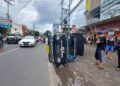 Kecelakaan lalu lintas di Malang yang mengakibatkan 1 mobil boks terguling. Beruntung tidak ada korban jiwa dalam kejadian ini. (Foto: Dokumen/Tugu Malang) tugu jatim