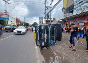 Kecelakaan lalu lintas di Malang yang mengakibatkan 1 mobil boks terguling. Beruntung tidak ada korban jiwa dalam kejadian ini. (Foto: Dokumen/Tugu Malang) tugu jatim