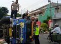 Kondisi truk yang masih terguling di sebelah utara Bundaran Manunggal Utara, Tuban. (Foto: Moch Abdurrochim/Tugu Jatim)