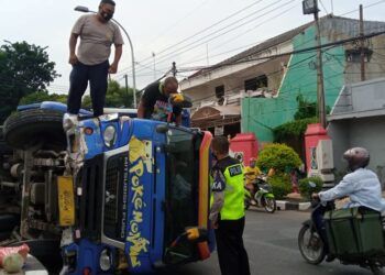 Kondisi truk yang masih terguling di sebelah utara Bundaran Manunggal Utara, Tuban. (Foto: Moch Abdurrochim/Tugu Jatim)