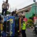Kondisi truk yang masih terguling di sebelah utara Bundaran Manunggal Utara, Tuban. (Foto: Moch Abdurrochim/Tugu Jatim)