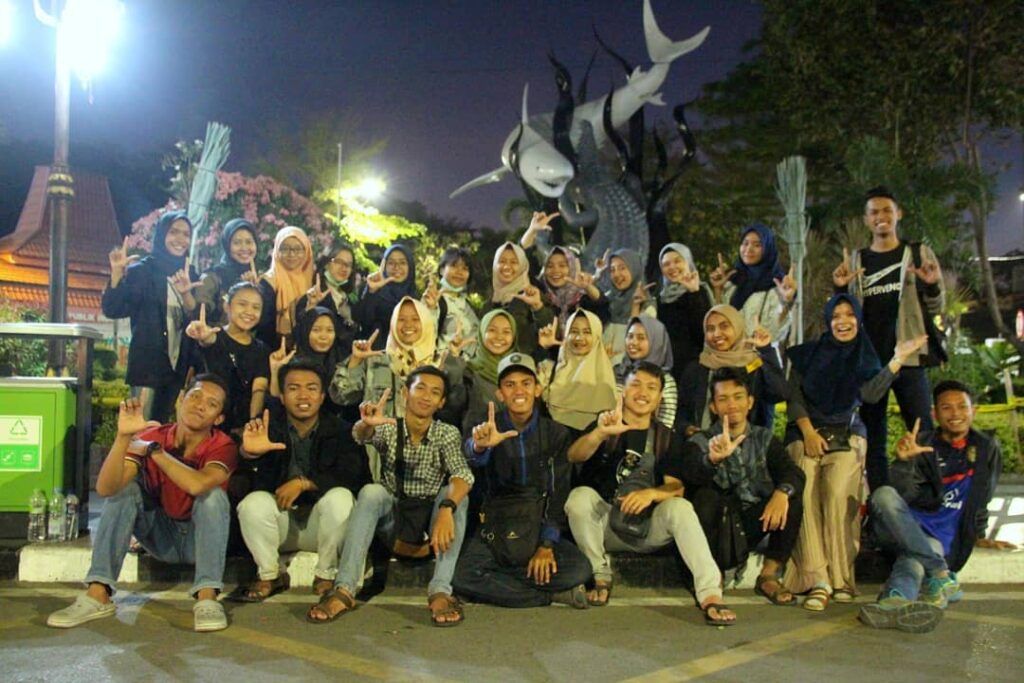 Anggota dan Pengurus komunitas Lentera Kota mendidik anak-anak jalanan dan perkampungan padat di Terminal Joyoboyo Surabaya. Foto diambil sebelum masa pandemi. (Foto: Dokumen/Lentera Kota) tugu jatim