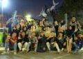 Anggota dan Pengurus komunitas Lentera Kota mendidik anak-anak jalanan dan perkampungan padat di Terminal Joyoboyo Surabaya. Foto diambil sebelum masa pandemi. (Foto: Dokumen/Lentera Kota) tugu jatim