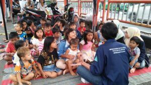 Anak-anak antusias mengikuti pengajaran dari Komunitas Lentera Kota di Surabaya. Foto diambil sebelum masa pandemi. (Foto: Dokumen/Lentera Kota)