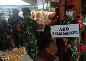 Dandim 0819/Pasuruan Letkol Arh H Burhan Fajari Arfian bersama rombongan sedang meninjau lokasi Pasar Kebonagung, Kota Pasuruan untuk penegakan protokol kesehatan. (Foto: Dokumen)