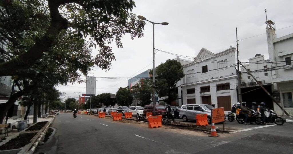 Median jalan di kawasan Kayutangan Heritage, Jalan Basuki Rahmat Kota Malang yang dibongkar untuk dijadikan satu arah. (Foto: Azmy/Tugu Malang/Tugu Jatim)