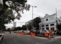 Median jalan di kawasan Kayutangan Heritage, Jalan Basuki Rahmat Kota Malang yang dibongkar untuk dijadikan satu arah. (Foto: Azmy/Tugu Malang/Tugu Jatim)