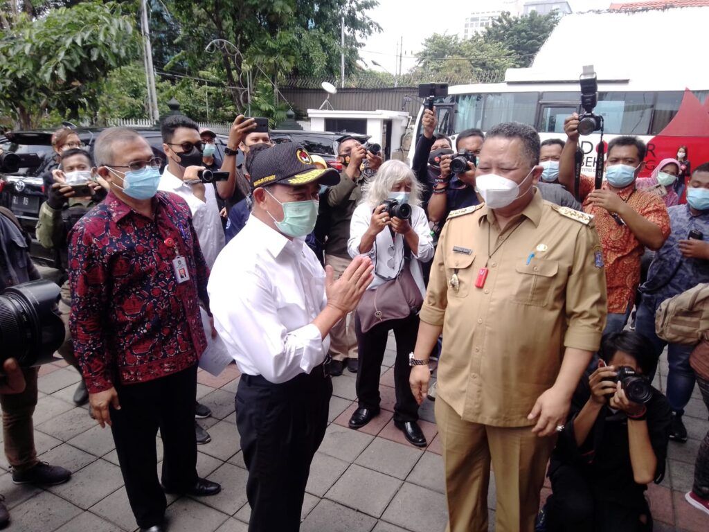 Muhadjir Effendy, Menteri Koordinator Bidang Pembangunan Manusia dan Kebudayaan (PMK) Republik Indonesia bersama Plt Wali Kota Surabaya, Whisnu Saktu Buana di Unit Tranfusi Darah Palang Merah Indonesia (PMI) Kota Surabaya, Selasa (16/02/2021). (Foto: Rangga Aji/Tugu Jatim)