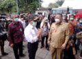 Muhadjir Effendy, Menteri Koordinator Bidang Pembangunan Manusia dan Kebudayaan (PMK) Republik Indonesia bersama Plt Wali Kota Surabaya, Whisnu Saktu Buana di Unit Tranfusi Darah Palang Merah Indonesia (PMI) Kota Surabaya, Selasa (16/02/2021). (Foto: Rangga Aji/Tugu Jatim)