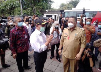 Muhadjir Effendy, Menteri Koordinator Bidang Pembangunan Manusia dan Kebudayaan (PMK) Republik Indonesia bersama Plt Wali Kota Surabaya, Whisnu Saktu Buana di Unit Tranfusi Darah Palang Merah Indonesia (PMI) Kota Surabaya, Selasa (16/02/2021). (Foto: Rangga Aji/Tugu Jatim)