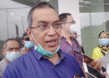 Muhammad Machmud, Anggota Komisi A DPRD Kota Surabaya, diwawancara pewarta di depan City of Tomorrow (Cito) Mall Surabaya dalam agenda Inspeksi Mendadak (Sidak) di Rumah Sakit (RS) Siloam di area Cito Mall Surabaya, Rabu (17/02/2021). (Foto: Rangga Aji/Tugu Jatim)