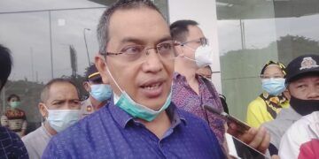 Muhammad Machmud, Anggota Komisi A DPRD Kota Surabaya, diwawancara pewarta di depan City of Tomorrow (Cito) Mall Surabaya dalam agenda Inspeksi Mendadak (Sidak) di Rumah Sakit (RS) Siloam di area Cito Mall Surabaya, Rabu (17/02/2021). (Foto: Rangga Aji/Tugu Jatim)