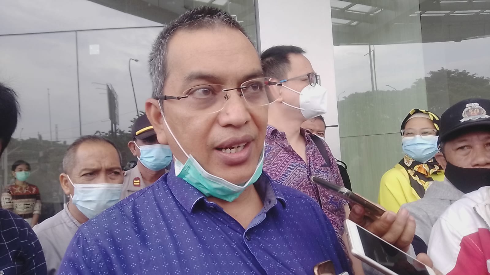 Muhammad Machmud, Anggota Komisi A DPRD Kota Surabaya, diwawancara pewarta di depan City of Tomorrow (Cito) Mall Surabaya dalam agenda Inspeksi Mendadak (Sidak) di Rumah Sakit (RS) Siloam di area Cito Mall Surabaya, Rabu (17/02/2021). (Foto: Rangga Aji/Tugu Jatim)