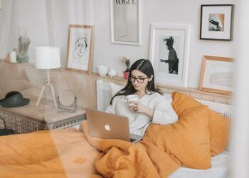 Saat musim hujan, tak ada salahnya bersantai dengan menonton drama korea. (Foto: Pexels) rekomendasi drama korea, tugu jatim